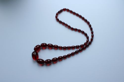 ANTIQUE CHERRY BAKELITE BEAD NECKLACE - ADDITIONAL PHOTO 2