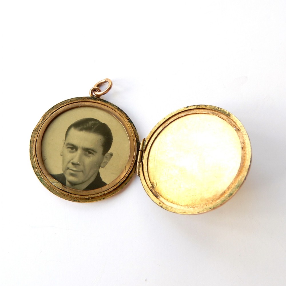 A round 9ct gold back and front locket featuring engine-turned diagonal line engraving and an unengraved central circular cartouche. View VII