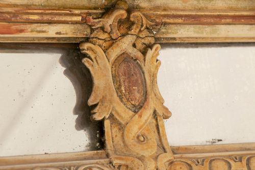 A FRENCH ANTIQUE CRESTED MARGIN MIRROR IN ORIGINAL PARCELGILT - ADDITIONAL PHOTO 4