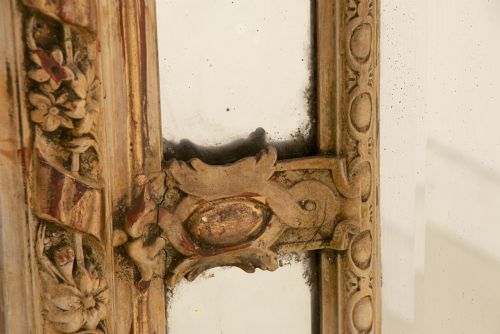 A FRENCH ANTIQUE CRESTED MARGIN MIRROR IN ORIGINAL PARCELGILT - ADDITIONAL PHOTO 7