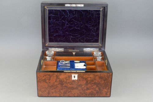 FIGURED WALNUT DRESSING BOX BY PARKINS GROTTO OXFORD ST LONDON - ADDITIONAL PHOTO 2