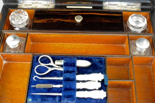 FIGURED WALNUT DRESSING BOX BY PARKINS GROTTO OXFORD ST LONDON - ADDITIONAL PHOTO 3