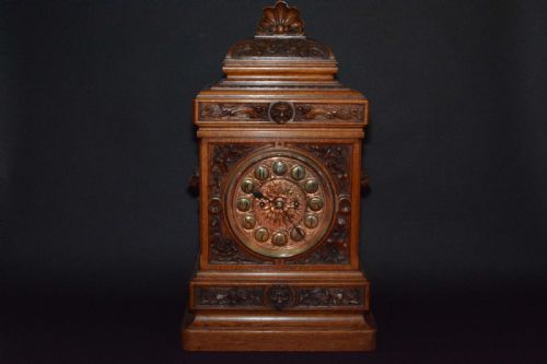 A SUPERB ARTS AND CRAFTS HAND CARVED OAK CLOCK CIRCA 1900 - ADDITIONAL PHOTO 2