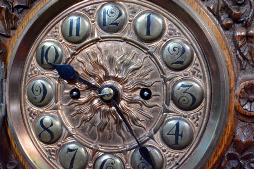 A SUPERB ARTS AND CRAFTS HAND CARVED OAK CLOCK CIRCA 1900 - ADDITIONAL PHOTO 6