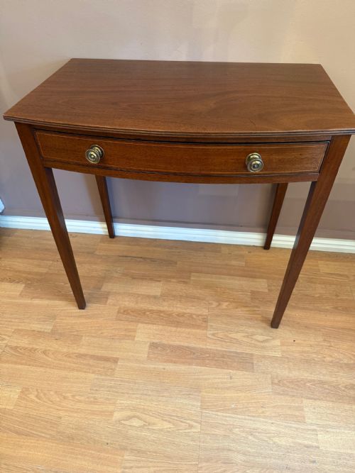 A MAHOGANY BOW FRONTED TABLE - ADDITIONAL PHOTO 1