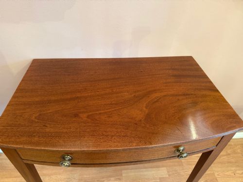A MAHOGANY BOW FRONTED TABLE - ADDITIONAL PHOTO 3