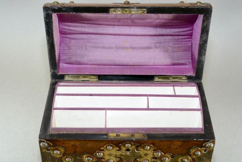 A VICTORIAN GOTHIC REVIVAL DESK TOP STATIONARY BOX MADE FROM FIGURED WALNUT WITH BRASS - ADDITIONAL PHOTO 5