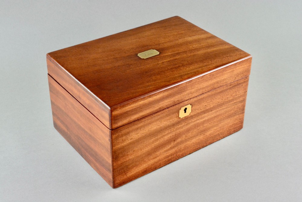 A rectangular Victorian mahogany dressing box featuring a brass keyhole escutcheon and lid cartouche.