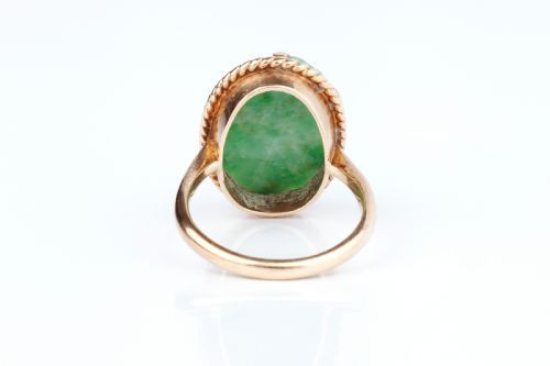 A 1930S CARVED JADE RING - ADDITIONAL PHOTO 1