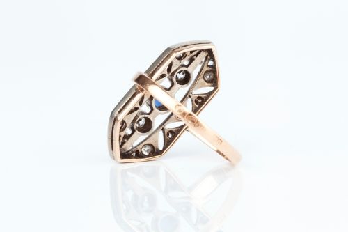 A EARLY 20TH CENTURY DIAMOND AND SAPPHIRE PANEL RING - ADDITIONAL PHOTO 1