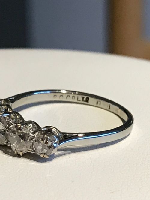 A PLATINUM DIAMOND 1930S RING - ADDITIONAL PHOTO 1