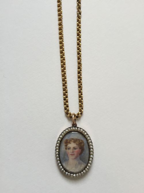 AN EDWARDIAN PEARL OPEN PORTRAIT LOCKET - ADDITIONAL PHOTO 1