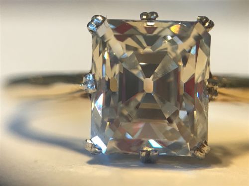 AN 175CT VS QUALITY EMERALD CUT 1930S ENGAGEMENT RING - ADDITIONAL PHOTO 3