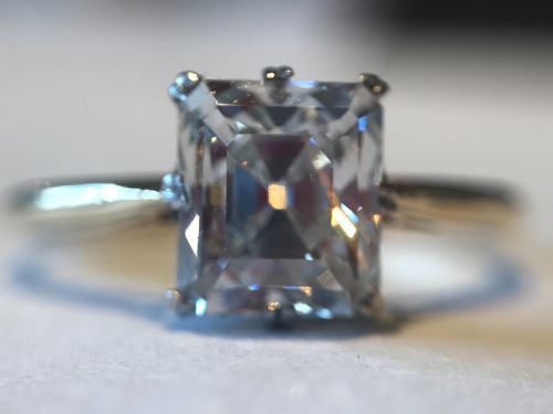 AN 175CT VS QUALITY EMERALD CUT 1930S ENGAGEMENT RING - ADDITIONAL PHOTO 4