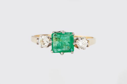 an emerald and diamond 18ct gold ring - CATEGORY: ANTIQUE JEWELLERY - DATED 1950