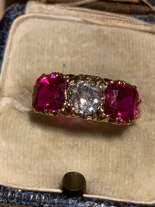AN EARLY 20TH CENTURY 1 CARAT OLD CUT DIAMOND SYNTHETIC RUBY TRILOGY RING - ADDITIONAL PHOTO 7