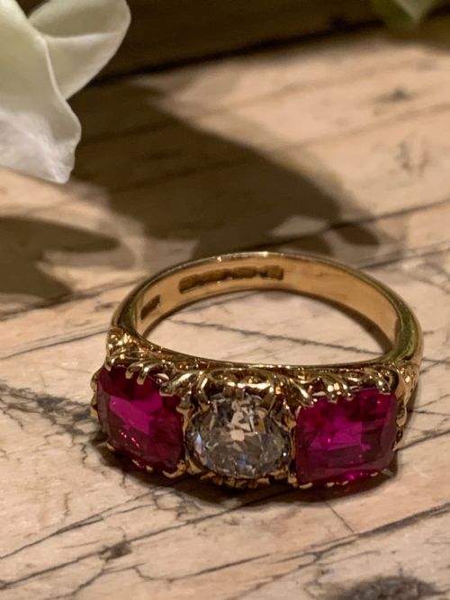 AN EARLY 20TH CENTURY 1 CARAT OLD CUT DIAMOND SYNTHETIC RUBY TRILOGY RING - ADDITIONAL PHOTO 8