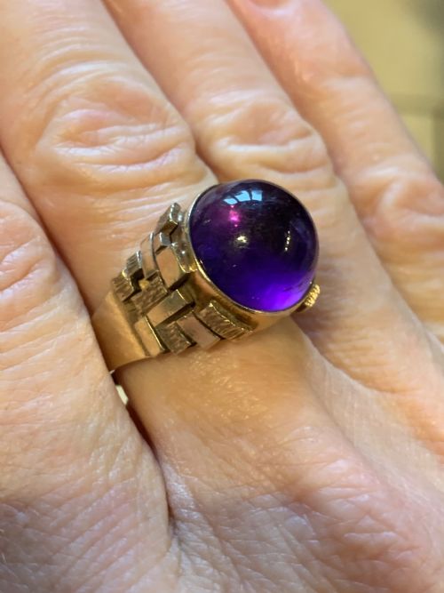 A LARGE 1960S AMETHYST DRESS RING - ADDITIONAL PHOTO 1