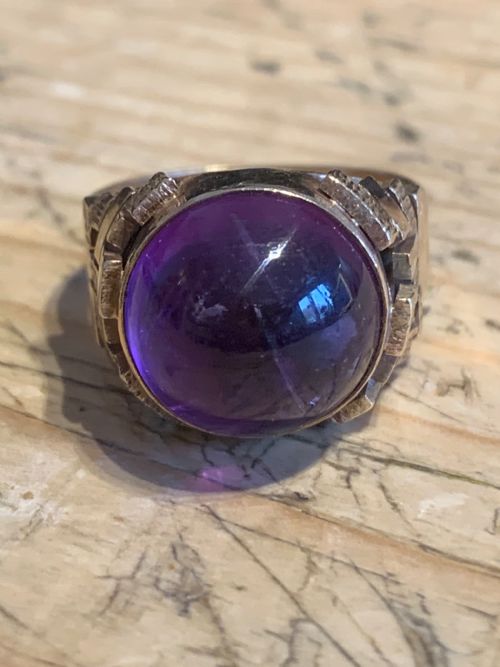 A LARGE 1960S AMETHYST DRESS RING - ADDITIONAL PHOTO 2