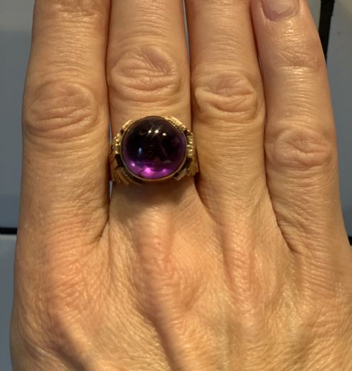 A LARGE 1960S AMETHYST DRESS RING - ADDITIONAL PHOTO 3