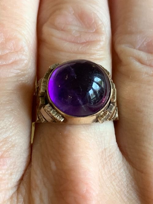 A LARGE 1960S AMETHYST DRESS RING - ADDITIONAL PHOTO 4