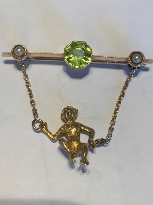 PERIDOT AND PEARL EARLY 20TH CENTURY GOLD MONKEY BROOCH - ADDITIONAL PHOTO 1
