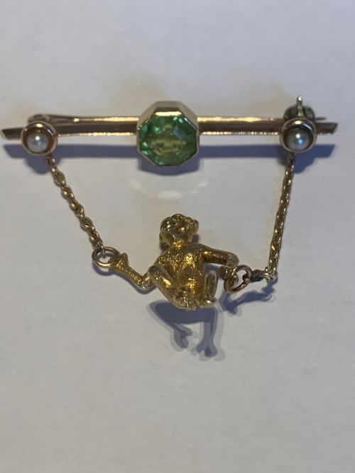PERIDOT AND PEARL EARLY 20TH CENTURY GOLD MONKEY BROOCH - ADDITIONAL PHOTO 2