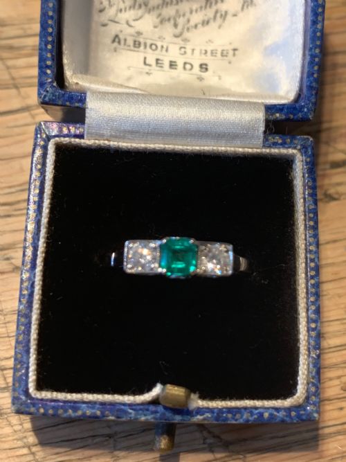 EMERALD AND DIAMOND PLATINUM RING - ADDITIONAL PHOTO 1