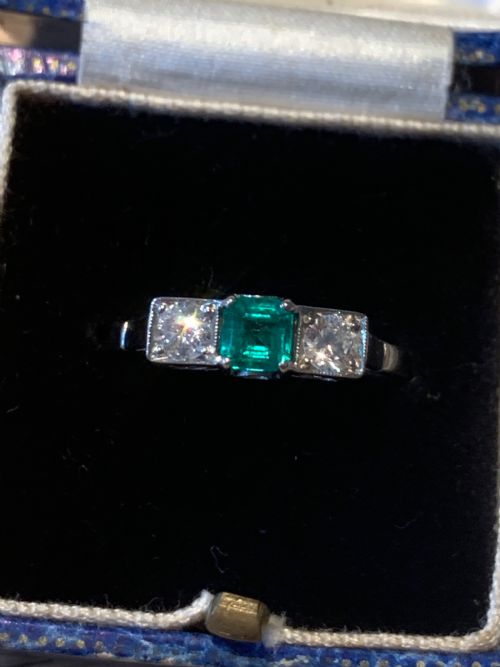 EMERALD AND DIAMOND PLATINUM RING - ADDITIONAL PHOTO 2