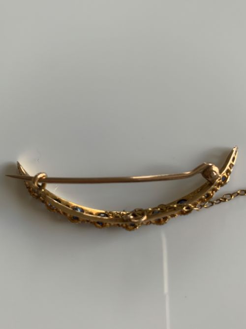 CEYLON SAPPHIRE AND DIAMOND CRESCENT 15CT GOLD BROOCH - ADDITIONAL PHOTO 2