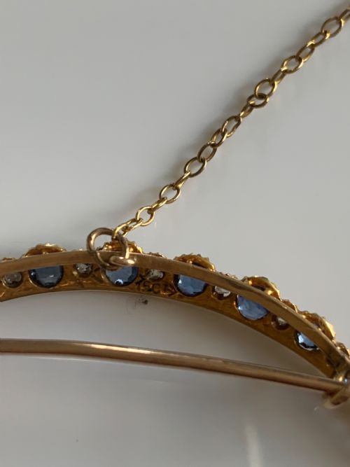CEYLON SAPPHIRE AND DIAMOND CRESCENT 15CT GOLD BROOCH - ADDITIONAL PHOTO 3