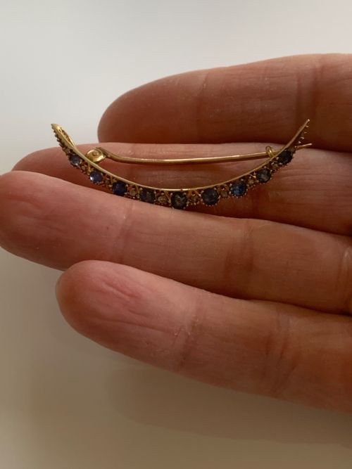 CEYLON SAPPHIRE AND DIAMOND CRESCENT 15CT GOLD BROOCH - ADDITIONAL PHOTO 5