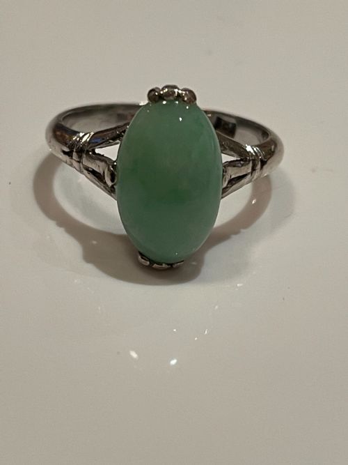 an antique natural jadeite art deco ring - CATEGORY: ANTIQUE JEWELLERY - DATED 1930