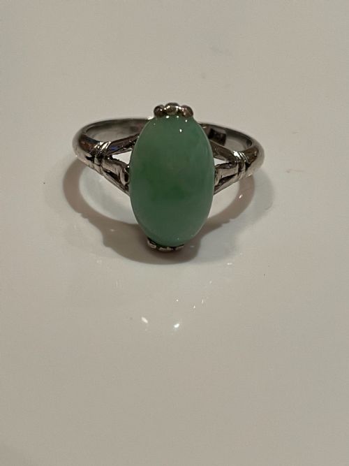AN ANTIQUE NATURAL JADEITE ART DECO RING - ADDITIONAL PHOTO 1