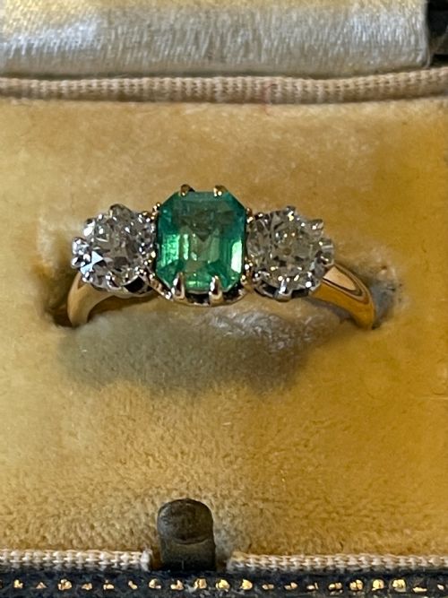columbian emerald and diamond 18 carat ring - CATEGORY: ANTIQUE JEWELLERY - DATED 1940