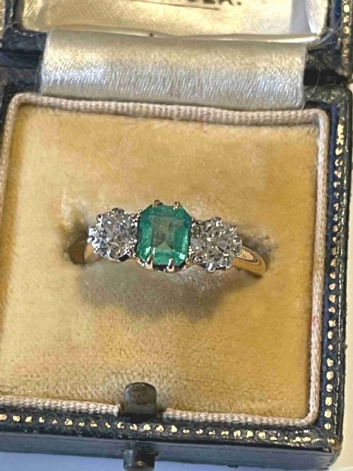 COLUMBIAN EMERALD AND DIAMOND 18 CARAT RING - ADDITIONAL PHOTO 6