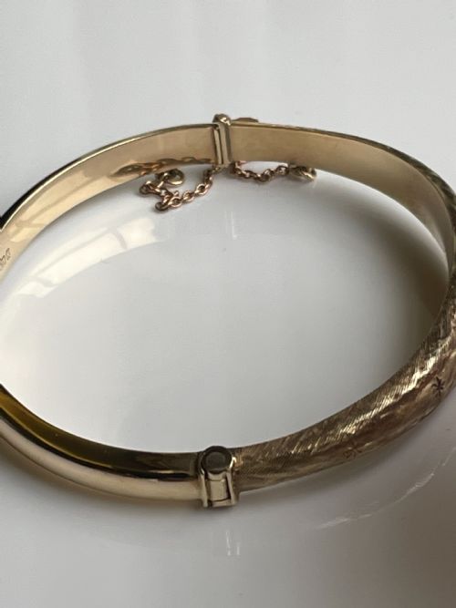 9CT GOLD STAR ETCHED SMITH AND PEPPER BANGLE - ADDITIONAL PHOTO 4