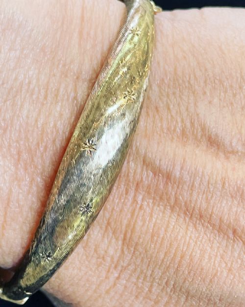 9CT GOLD STAR ETCHED SMITH AND PEPPER BANGLE - ADDITIONAL PHOTO 6