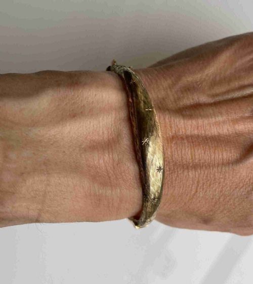 9CT GOLD STAR ETCHED SMITH AND PEPPER BANGLE - ADDITIONAL PHOTO 3