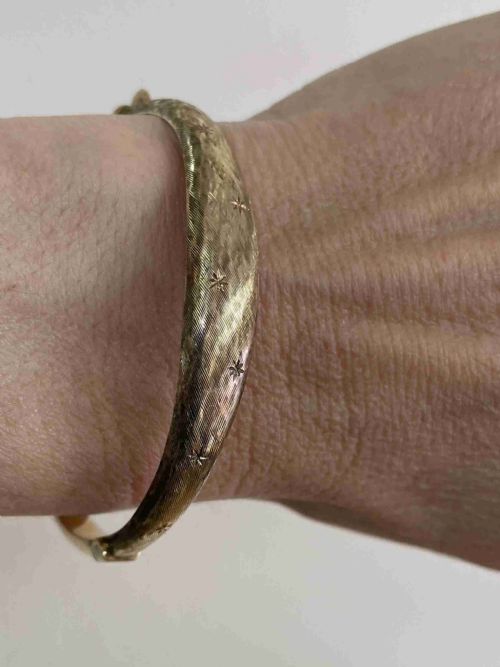 9ct gold star etched smith and pepper bangle - CATEGORY: ANTIQUE JEWELLERY - DATED 1960