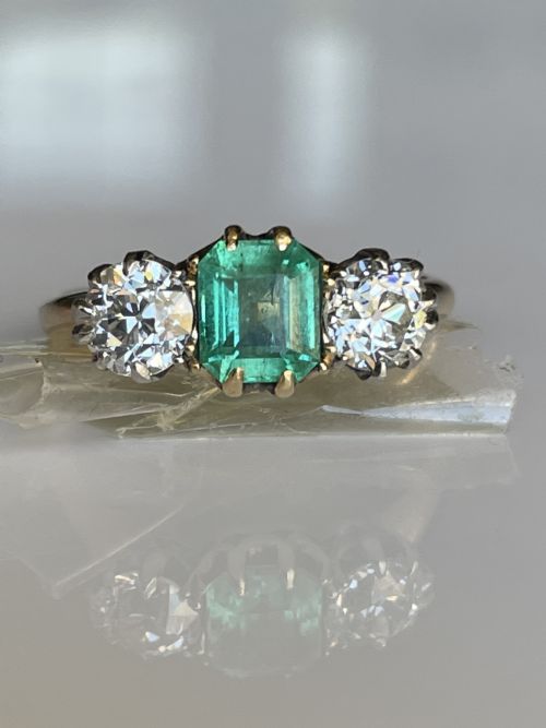 COLUMBIAN EMERALD AND DIAMOND 18 CARAT RING - ADDITIONAL PHOTO 1