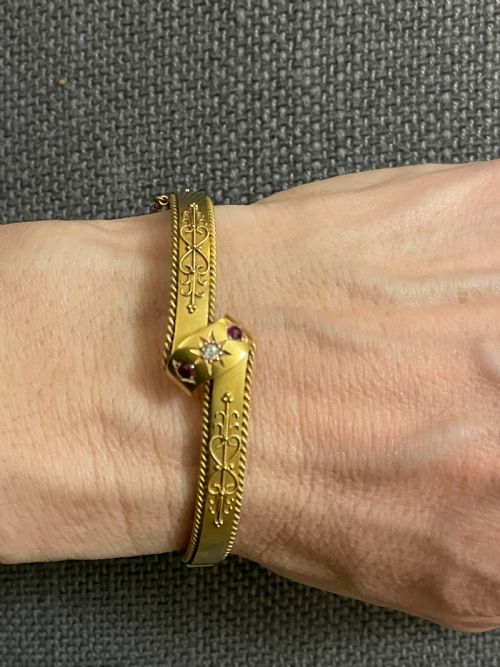 ANTIQUE EDWARDIAN 15CT GOLD RUBY AND DIAMOND 1907 BANGLE - ADDITIONAL PHOTO 3