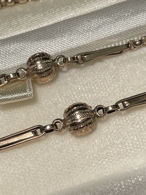 AN EDWARDIAN 9CT GOLD CHAIN - ADDITIONAL PHOTO 5