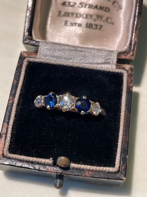 EARLY 20TH CENTURY CORNFLOWER BLUE SAPPHIRE AND OLD EUROPEAN DIAMOND FIVE STONE RING - ADDITIONAL PHOTO 1