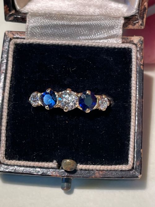 EARLY 20TH CENTURY CORNFLOWER BLUE SAPPHIRE AND OLD EUROPEAN DIAMOND FIVE STONE RING - ADDITIONAL PHOTO 3