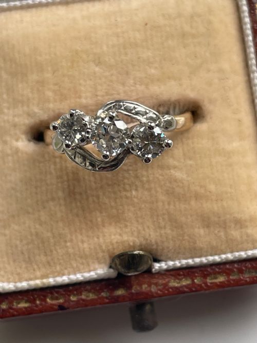THREE STONE DIAMOND 1940S RING - ADDITIONAL PHOTO 1