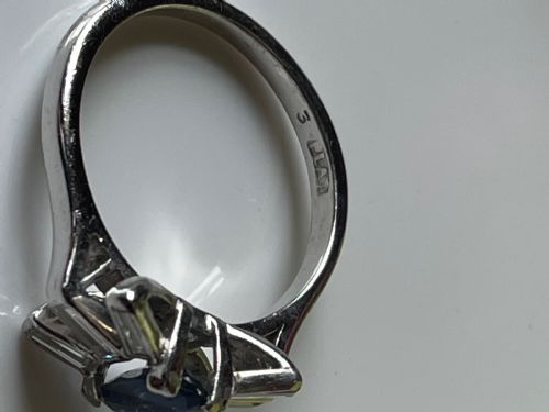 AN ART DECO SAPPHIRE AND DIAMOND RING - ADDITIONAL PHOTO 2