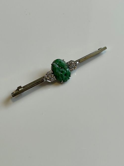 ART DECO PLATINUM JADEITE AND DIAMOND BAR BROOCH - ADDITIONAL PHOTO 1