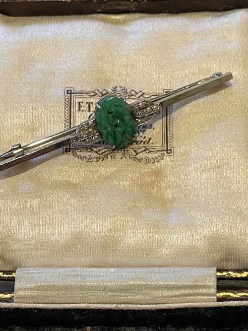 ART DECO PLATINUM JADEITE AND DIAMOND BAR BROOCH - ADDITIONAL PHOTO 5