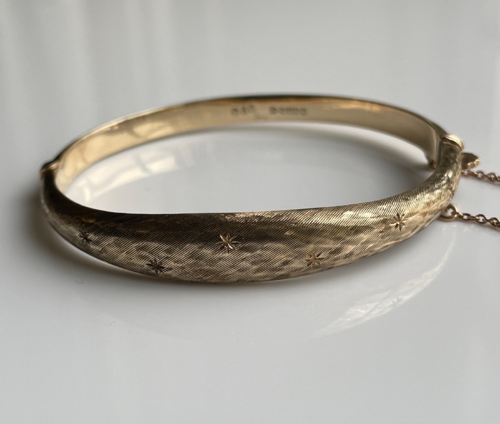 9ct Gold Star Etched Smith and Pepper Bangle View VI